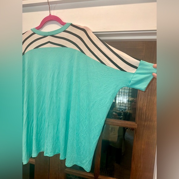 🔹NWOT Black & White Striped Teal Drop Sleeve Oversized Top - Picture 2 of 11